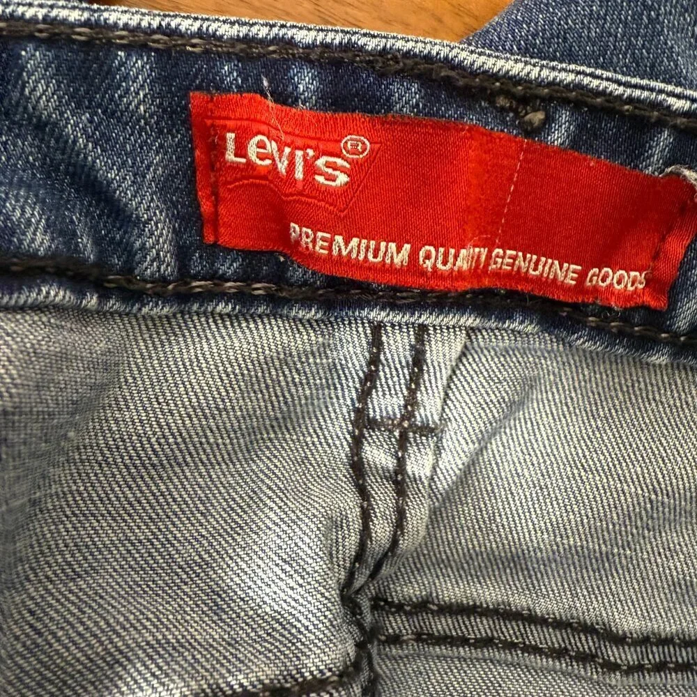 Levi's Jeans 30/34 Medium Wash Tapered Leg Leather Tag